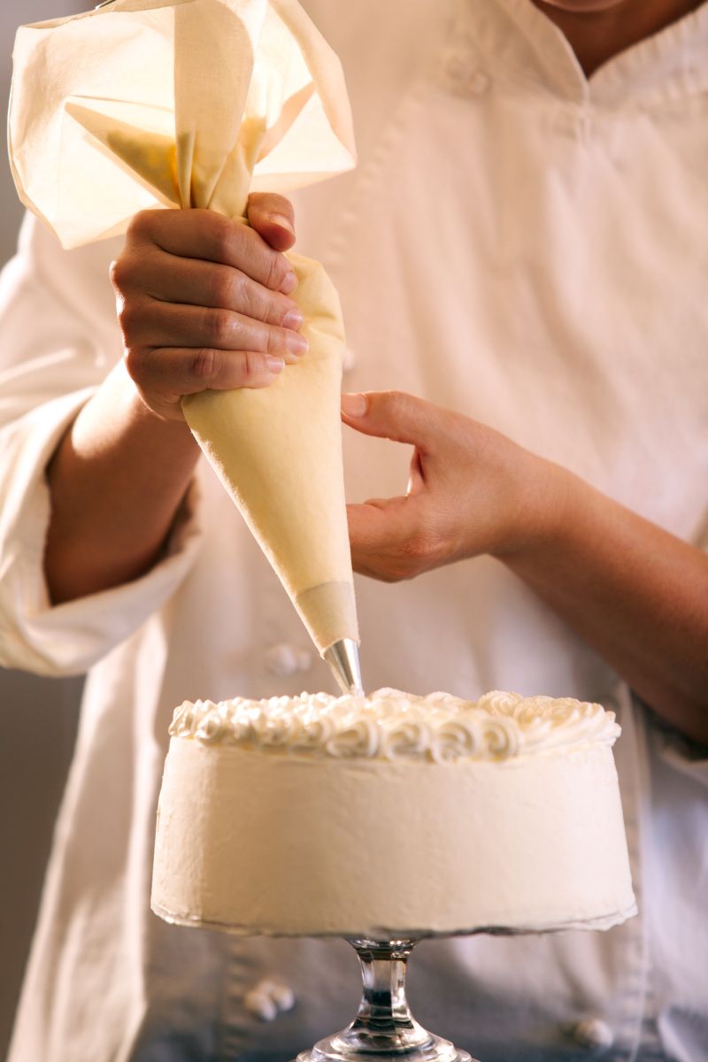 Decorate the cake Decorate the cake